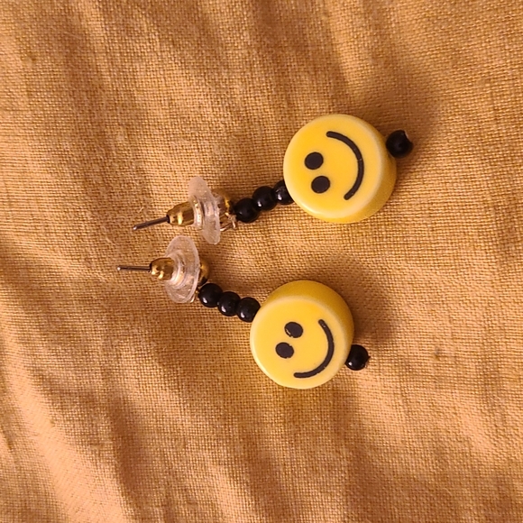 Smiley Face Earrings - Picture 1 of 2